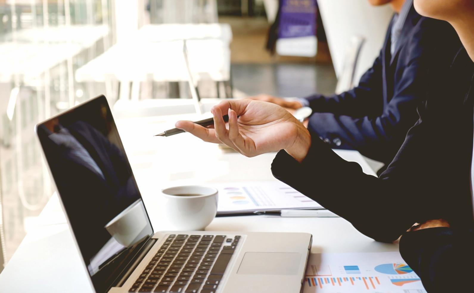 Equipo trabajando en análisis de presentaciones empresariales