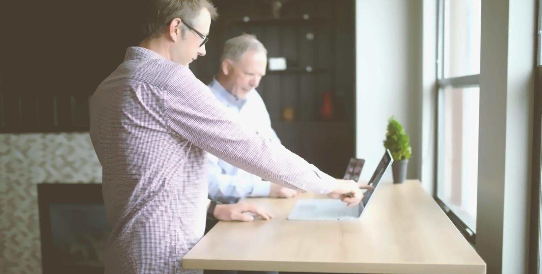 Espacio de trabajo moderno mostrando proceso de desarrollo de presentaciones empresariales