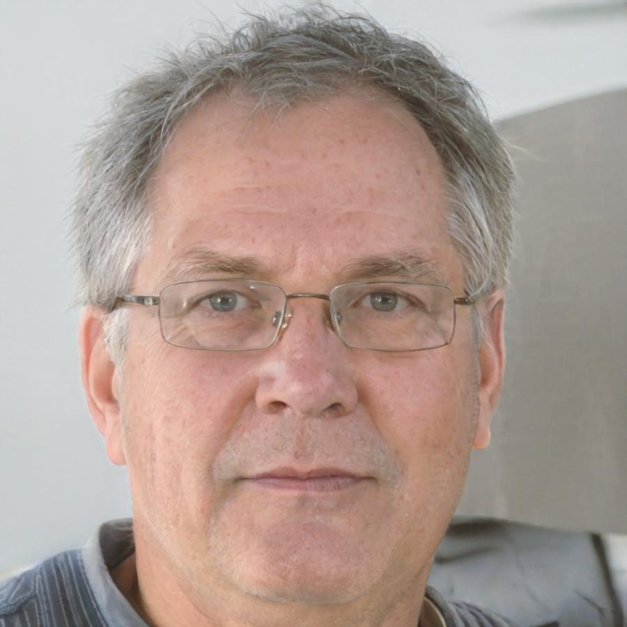 Retrato profesional de Adrián Mencía, Director de Estrategia de Presentaciones