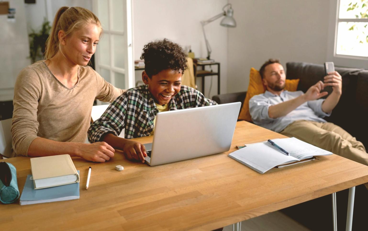 Equipo de Klyroventir trabajando en presentaciones empresariales personalizadas