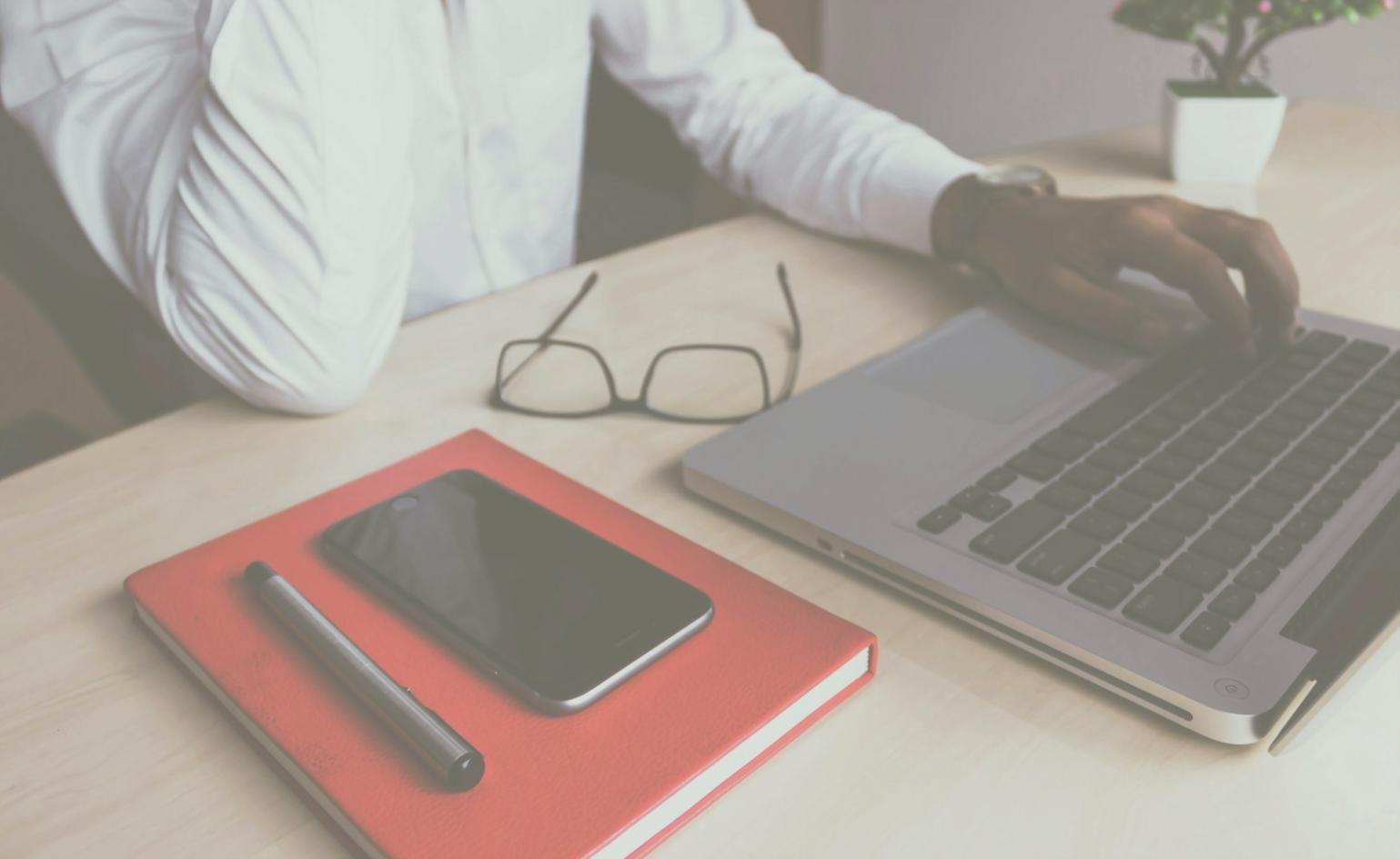 Equipo de Klyroventir trabajando en sesión estratégica con cliente