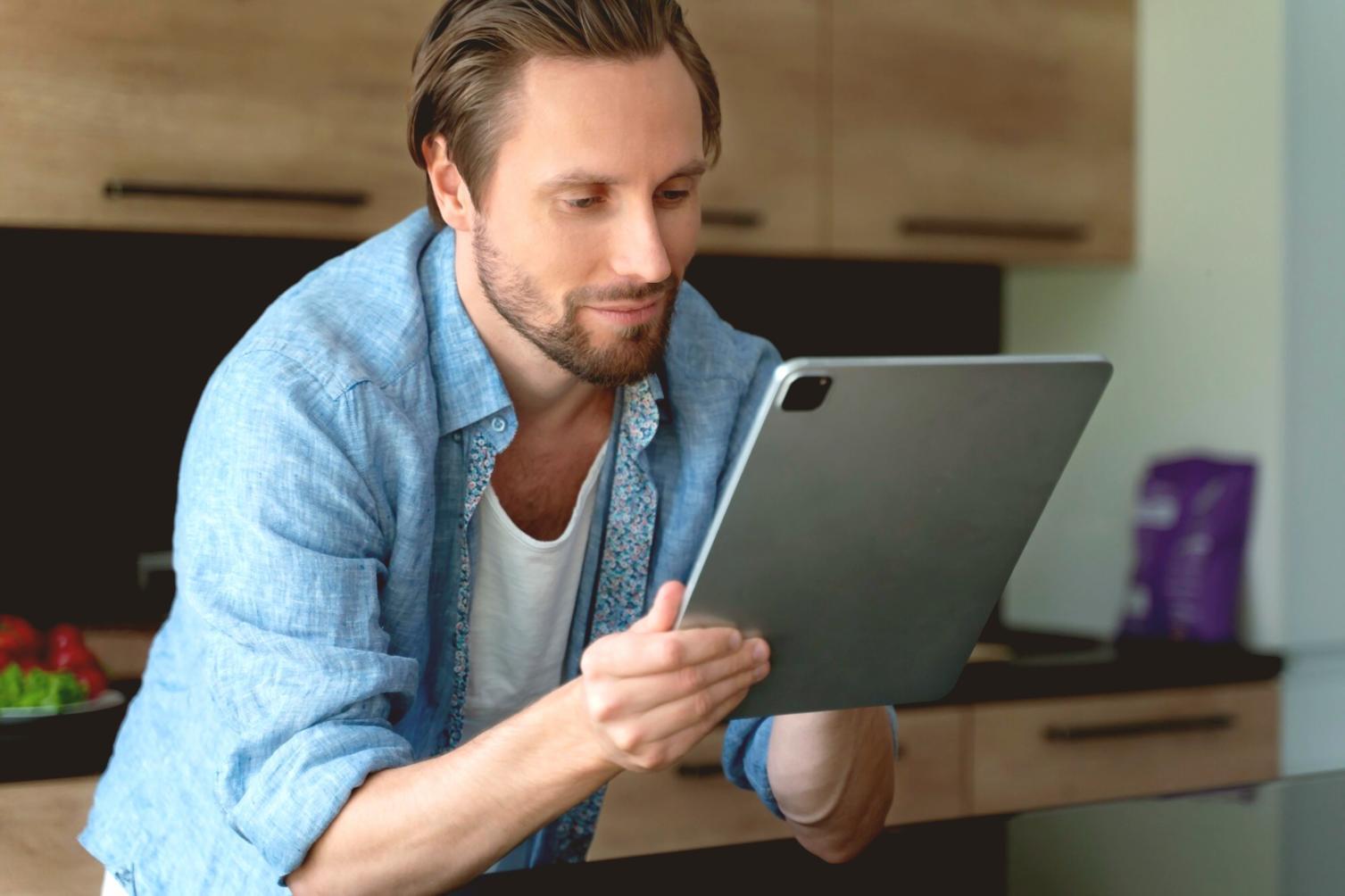 Proceso de desarrollo de presentación empresarial en oficinas Klyroventir